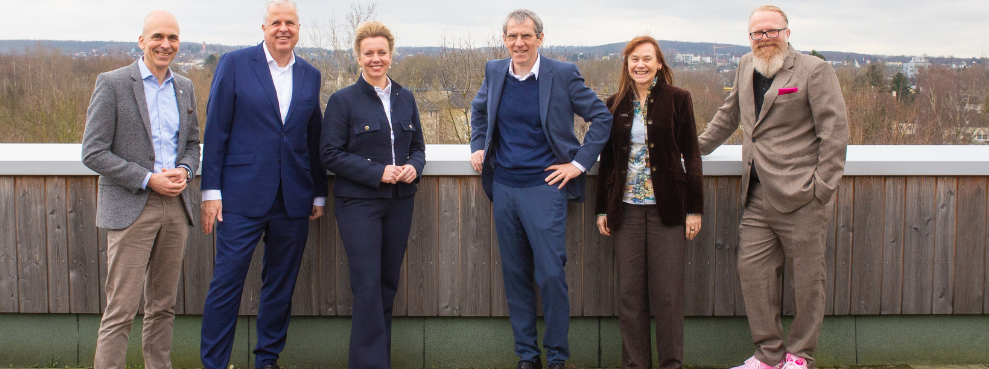 Die Leitung der UW/H mit Ministerin Ina Brandes auf der Dachterrasse der Universität.