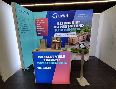 Messestand der Uni Witten/Herdecke.