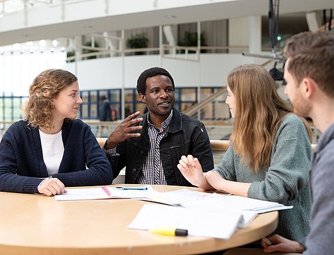 Internationale Studierende aus aller Welt treffen sich in Witten