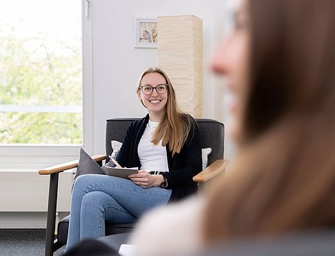 Zwei Studentinnen im Studiengang Psychologie (B. Sc.) an der UW/H