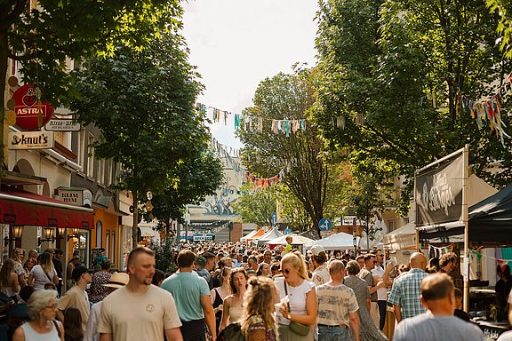 Personen beim Wiesenviertelfest in Witten