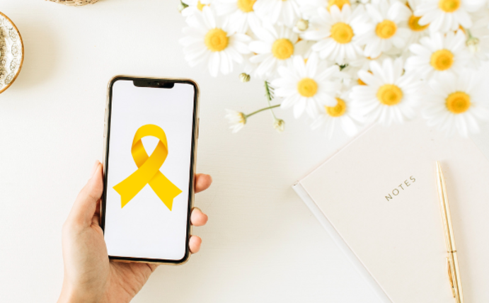 Symbol photo Smartphone app as support for people after cancer.