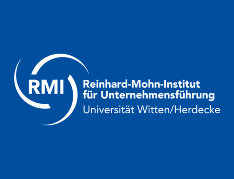 Weißes Logo des Reinhard-Mohn-Instituts für Unternehmensführung (RMI) der UW/H auf dunkelblauem Hintergrund