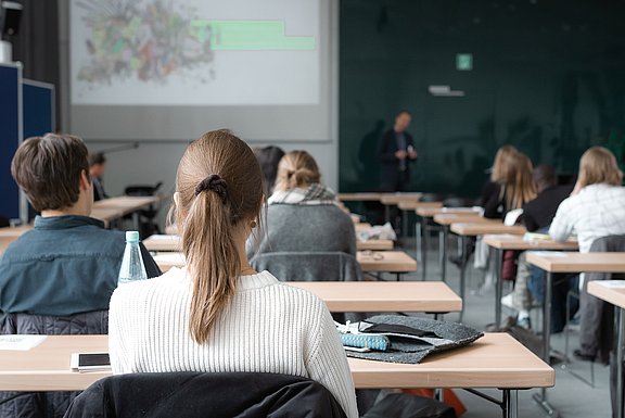 Gasthörer:innen sitzen im Seminar des Bereichs Wirtschaft & Gesellschaft.