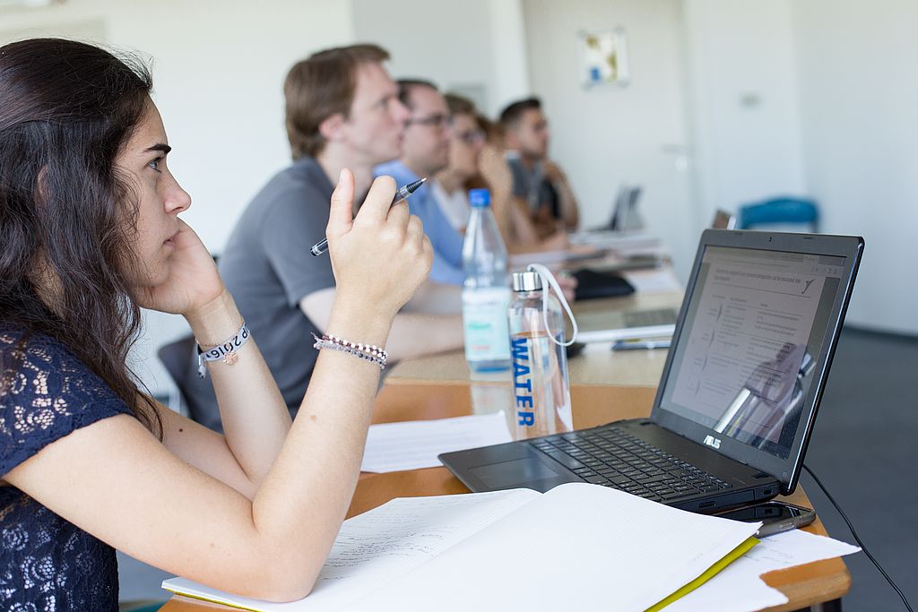 Wittener Wirtschaftsstudierende Ticken Anders Sozial Oder Politisch Engagiert Und Okologisch Uni Witten Herdecke