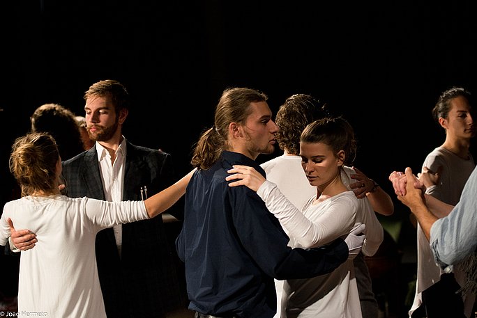 Studierende des Theaterkurses tanzen bei ihrer Aufführung