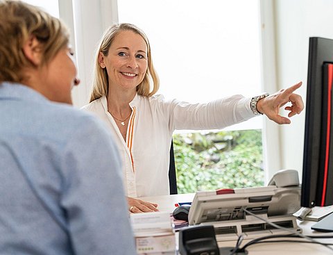 Dr. Christina Bullermann-Neust von der Universitätsambulanz im Gespräch mit einer Patientin.