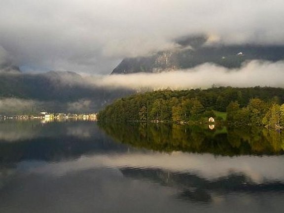 Landschaftsaufnahme von einem See und einem Ufer