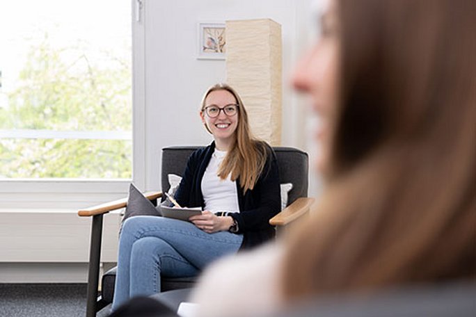 Zwei Studentinnen im Studiengang Psychologie (B. Sc.) an der UW/H