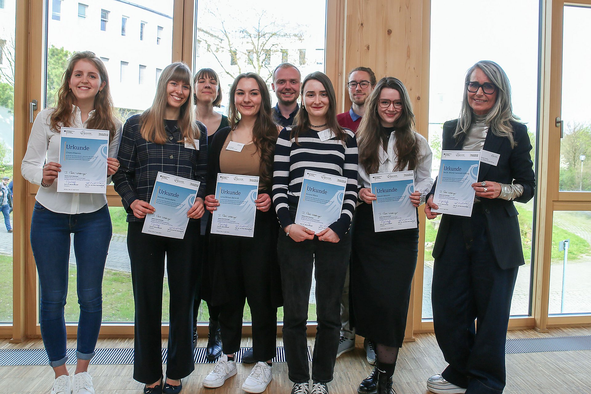 Studierende mit Deutschlandstipendium an der UW/H (Gruppenfoto mit Urkunde)..