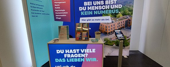 Messestand der Universität Witten/Herdecke.