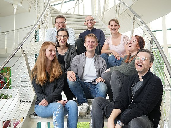 Gruppenfotos mit Mitarbeitenden des ZPP auf der Treppe im FEZ Gebäude.