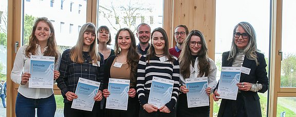 Studierende mit Deutschlandstipendium an der UW/H (Gruppenfoto mit Urkunde).