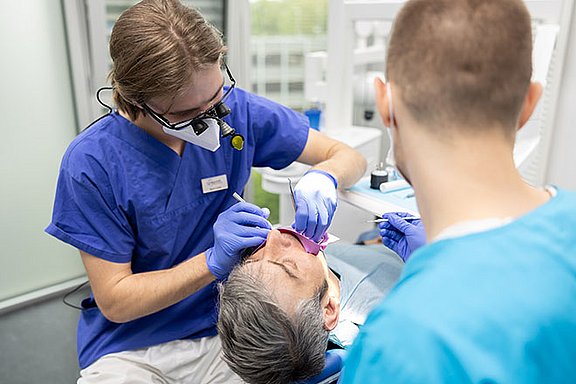 Zahnbehandlung eines Patienten in der Zahnklinik der Universität Witten/Herdecke