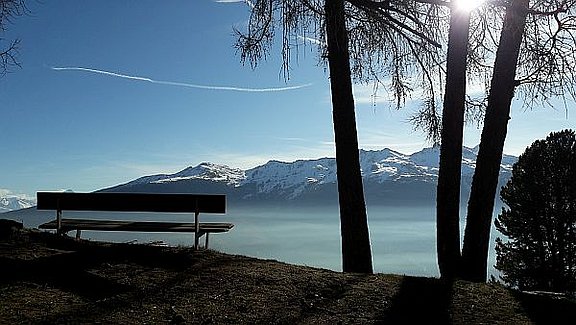 Bild einer Bank mit Blick in die Berge