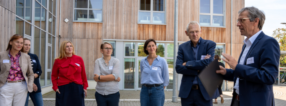 Menschen vor dem Neubau der Uni Witten/Herdecke