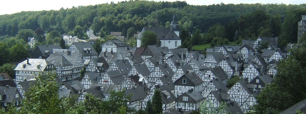 Viele alte Fachwerkhäuser von oben fotografiert