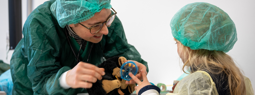 Ein Plüsch-Maulwurf im OP-Saal bei der Teddyklinik