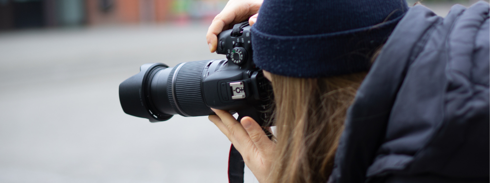 Studentin fotografiert ein Motiv